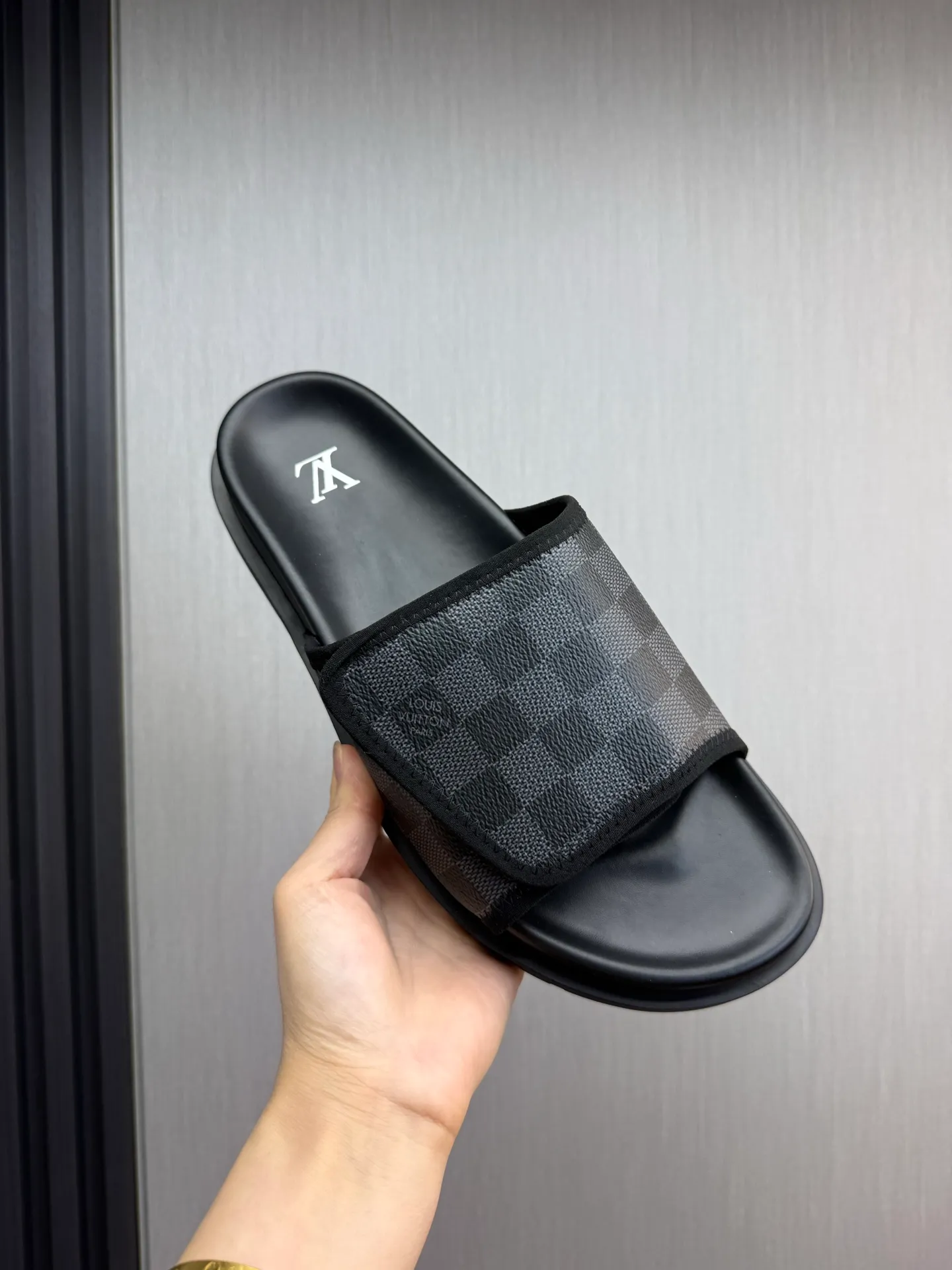 Men's shoes 💰340💰 ▪️LV's popular Little Red Book popular slippers hot sale: 1 shipment✅ Super textured and comfortable slippers, original TPU outsole. Authentic counter box drawer box packaging 🎁Size 38-45